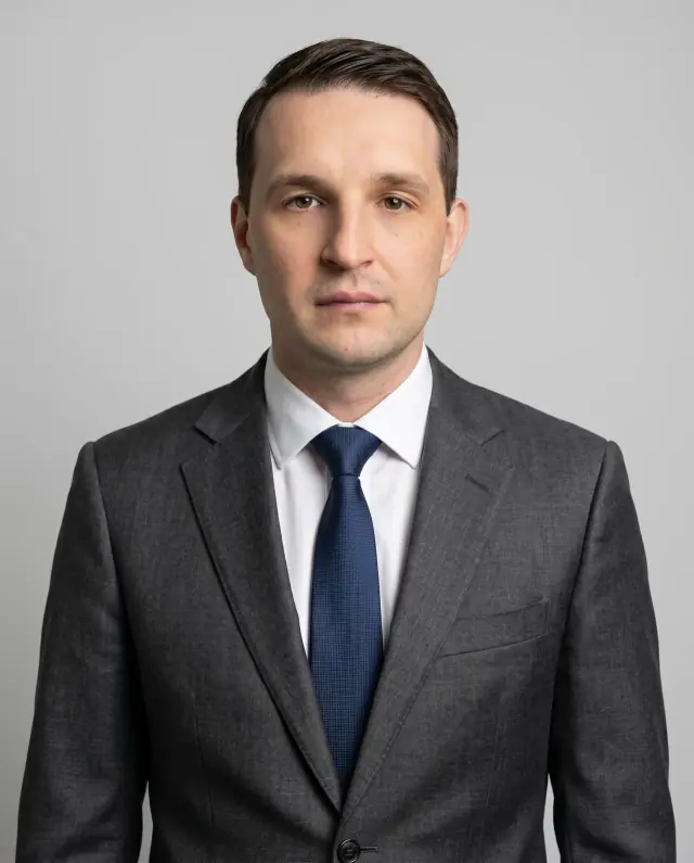 Строгий портрет - деловая фотосессия с ИИ